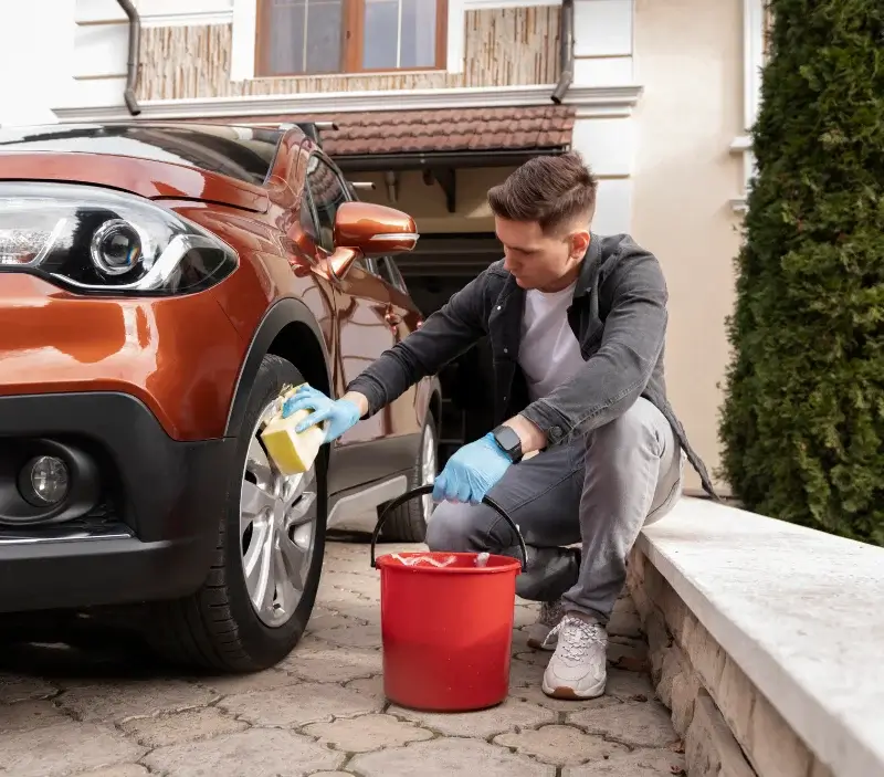 Lavage auto à domicile Rempnat : professionnel intervenant sur un véhicule